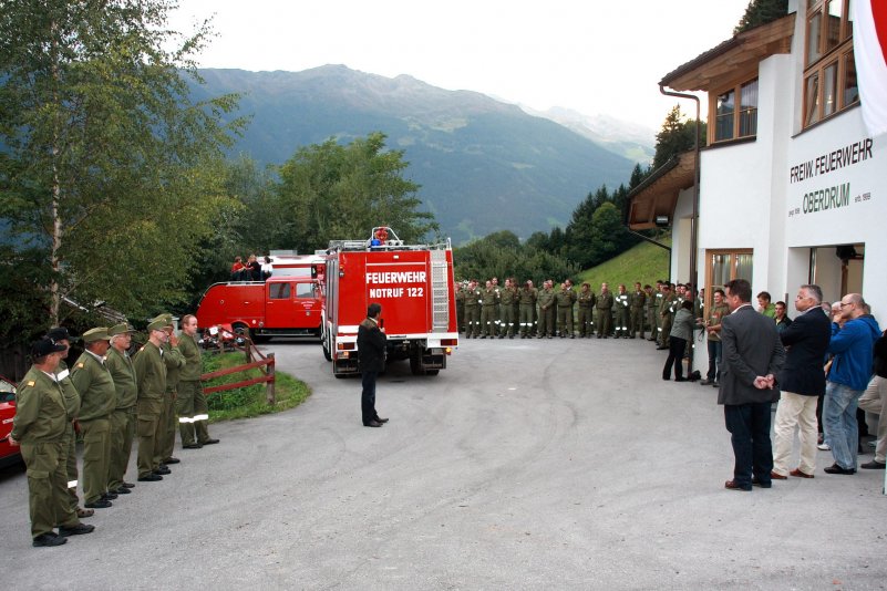 Der Vorplatz des Gerätehauses - hier während der Tankübergabe im Herbst 2009